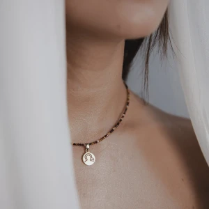 Choker z kamieni z medalikiem złoconym
